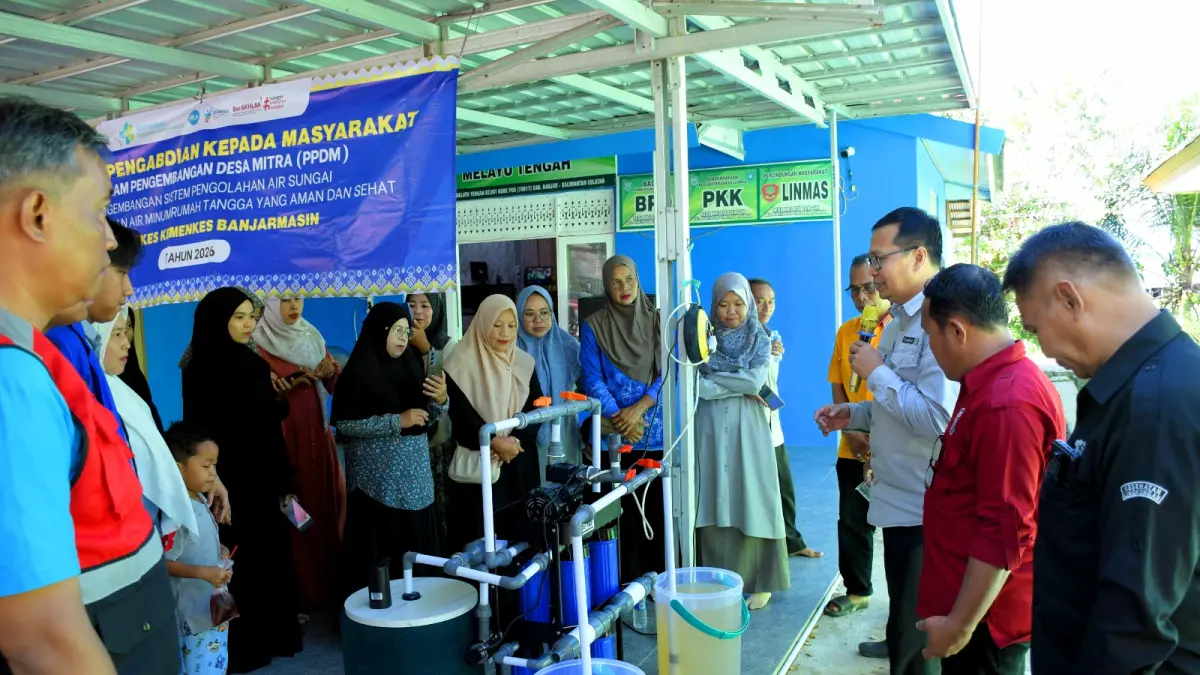 MENJELASKAN: Tim Pengabdian kepada Masyarakat Jurusan Kesehatan Lingkungan Poltekkes Kemenkes Banjarmasin mendemonstrasikan proses pengolahan air Sungai Martapura menjadi air minum yang lebih aman menggunakan SARI-KASI MOBILE.