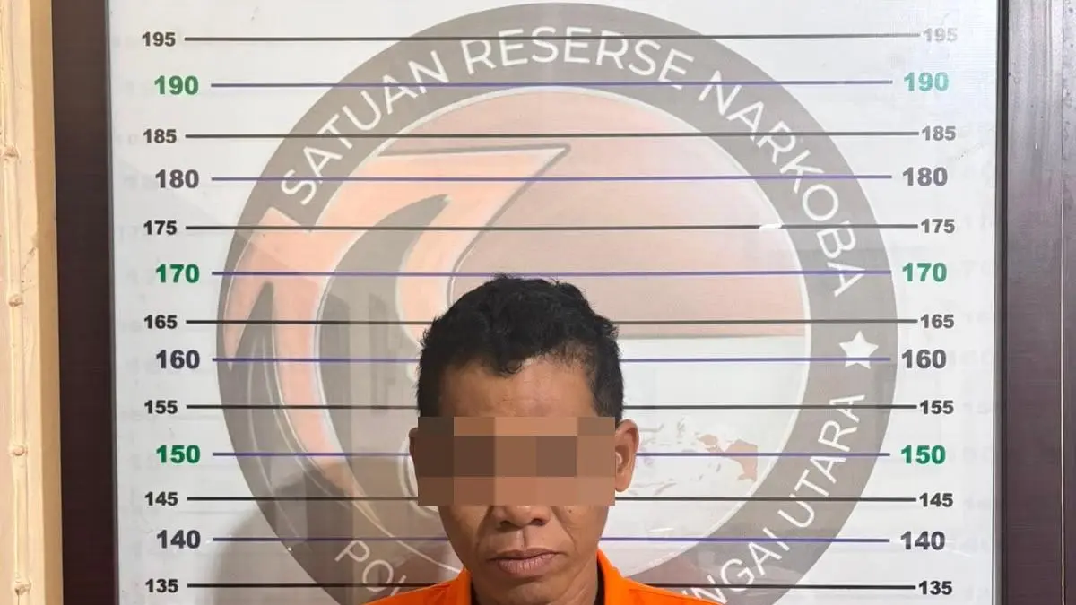 NARKOTIKA: Terduga pengedar J alias P, 48 saat diamankan. (Foto: Humas Polres HSU)