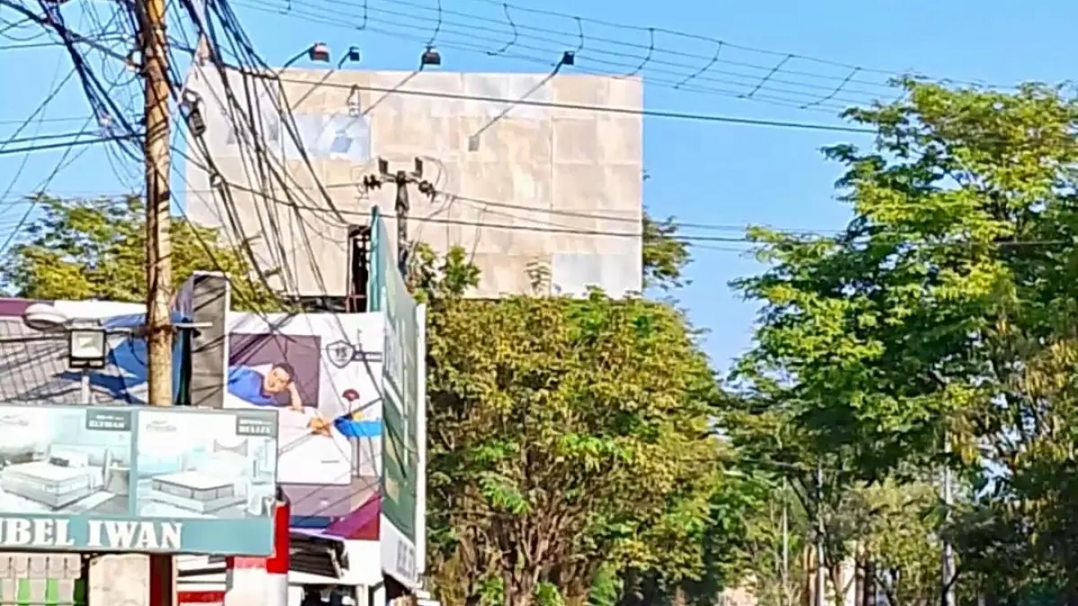 Papan reklame yang telah mengantongi SP 3 segera dibongkar setelah proses administrasi pengadaan rampung. (Foto: Endang Syarifuddin/Radar Banjarmasin)
