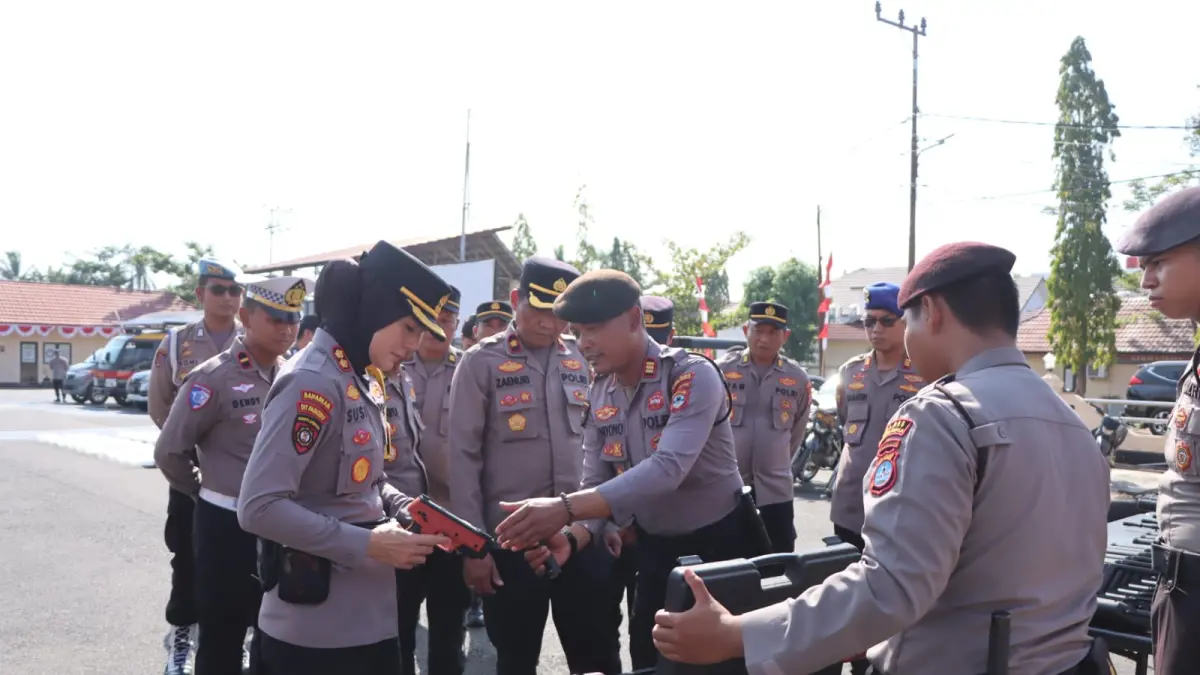 PEMERIKSAAN: Kapolres Barito Kuala AKBP Susilawati memeriksa langsung kendaraan dinas, senjata api, dan peralatan Dalmas milik Polres Barito Kuala. //Humas Polres untuk Radar