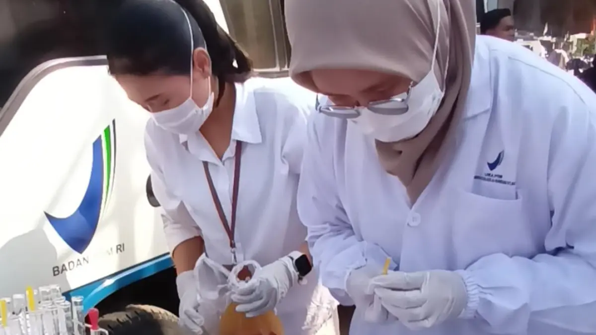 PERIKSA: Para petugas BPOM Tabalong saat memeriksa bahan makanan berbahaya di Pasar Bangkit Jangkung. (Foto &nbsp;: Ibnu Dwi Wahyudi/ Radar Banjarmasin)