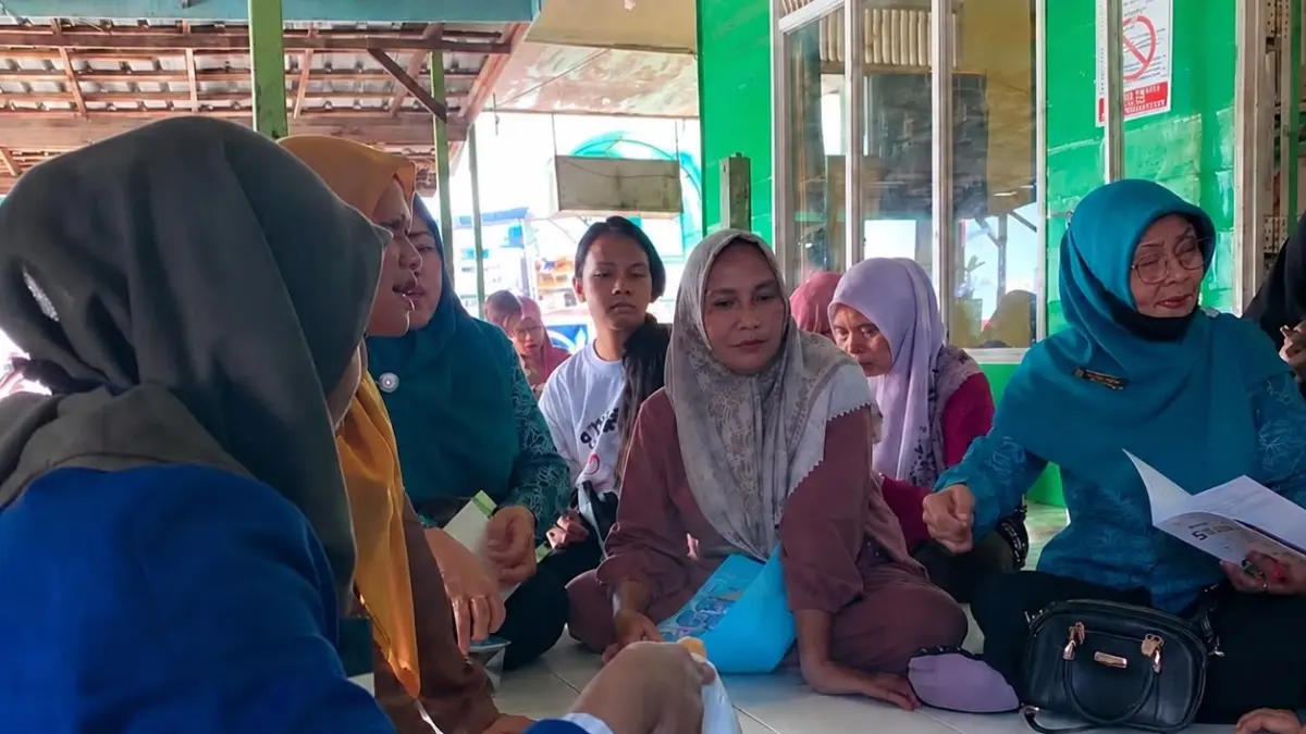 PRAKTIK: Peserta mengikuti pelatihan pembuatan formula ikan haruan berbahan pangan lokal yang dipandu Tim Pengabdian kepada Masyarakat Poltekkes Kemenkes Banjarmasin.