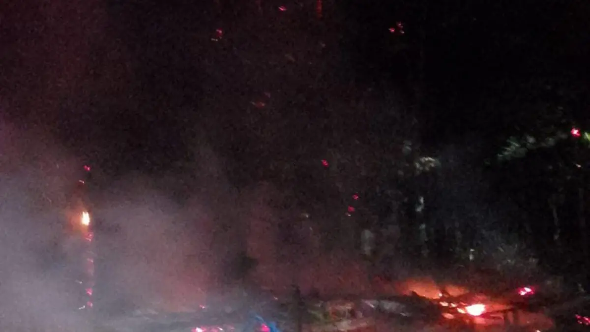 Rumah warga Desa Gambah Dalam, Kecamatan Kandangan pada Jumat dini hari (24/7/2026) ludes terbakar di lalap di jago merah. (Foto: Relawan BPK/PMK HSS)&nbsp;
