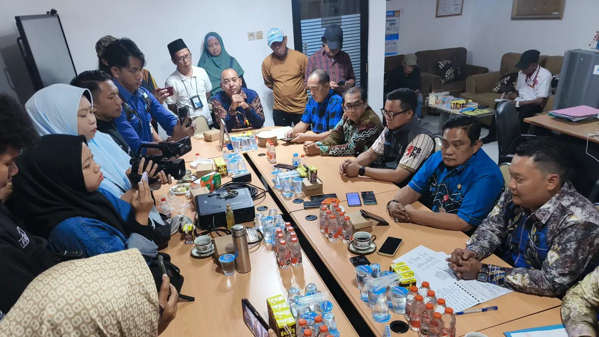 Kepala SMAN 2 Banjarmasin Muhdi Harto (tengah) didampingi Kepala Dinas Pendidikan dan Kebudayaan Provinsi Kalsel H. Abdul Rahim dan perwakilan Dispora Kalsel saat menggelar konferensi pers terkait penyelesaian kasus siswa atlet KKO yang sempat tidak naik kelas. (M Idris Jian Sidik)