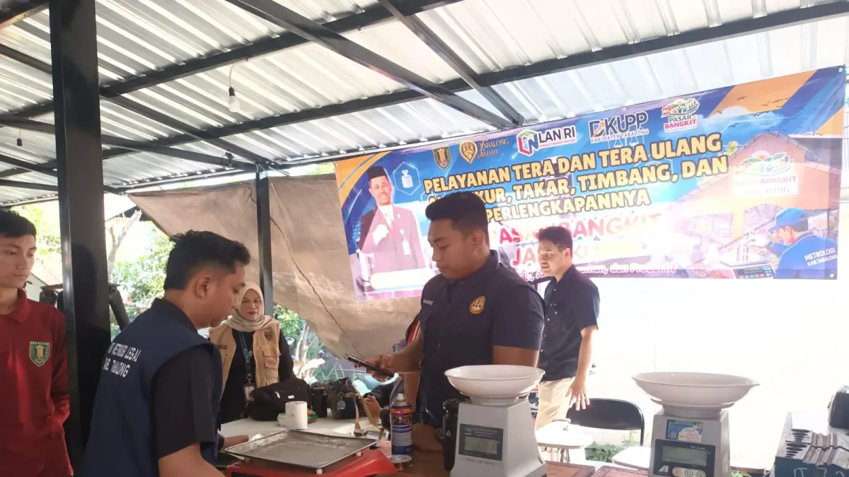 TERA ULANG: Para petugas tera ulang Diskop UKM Perindag Tabalong saat memeriksa timbangan pedagang. (Foto: Ibnu Dwi Wahyudi/ Radar Banjarmasin)