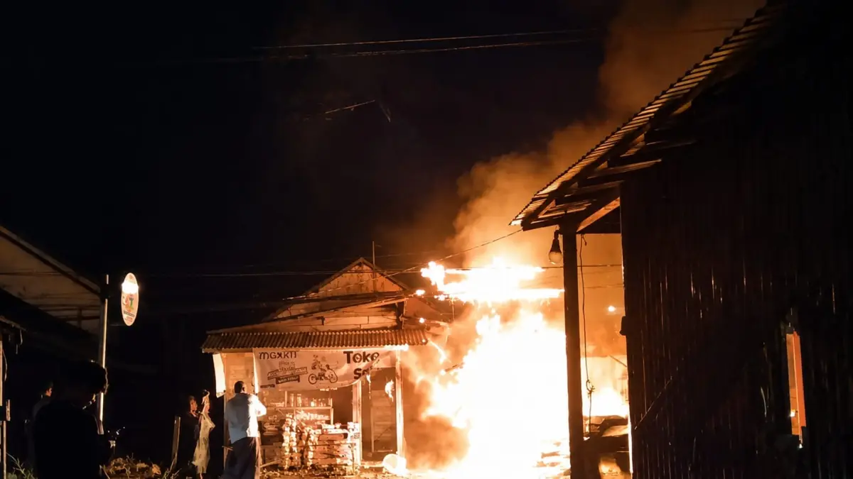 TERBAKAR: Api membakar sebuah kios di Jalan Pesantren, Kelurahan Kampung Baru, Kecamatan Simpang Empat, Kamis (23/7) malam. (Foto: PKJR Tanah Bumbu)&nbsp;