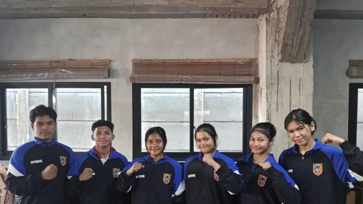 Enam atlet sambo pelajar Kalimantan Selatan bersama pelatih SPOBDA Kalsel, Rendy Aditya Saputera, sebelum bertolak menuju Palembang untuk mengikuti Kejuaraan Beladiri Sambo dan Blind Sambo Piala Gubernur Sumatera Selatan Cup 2026. (dok dispora Kalsel)
