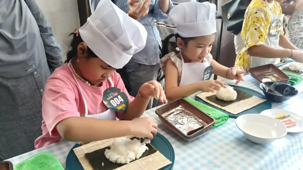 COOKING CLASS: Anak-anak mengikuti kegiatan Little Sushi Chef di Rattan Inn, Sabtu (25/7/2026).(Foto: Raudah Anisya/Radar Banjarmasin)