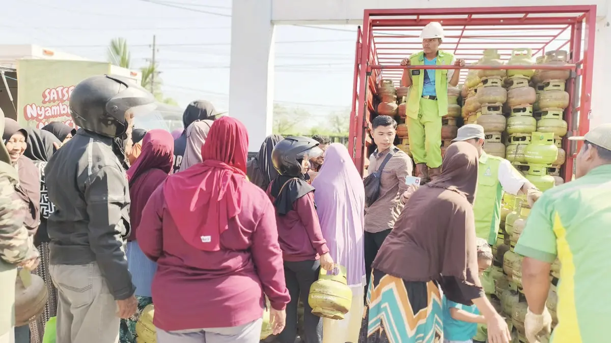 DISERBU: Warga Banjarbaru berbondong-bondong memadati pasar murah yang digelar Kantor Imigrasi Kelas I Banjarmasin.&nbsp;
(Foto: Sheilla/Radar Banjarmasin)&nbsp;
