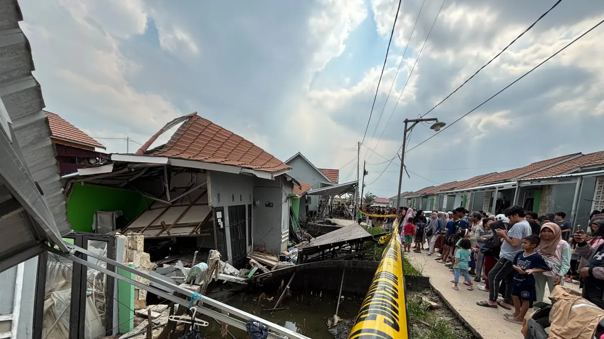 HANCUR: Tiga unit rumah Komplek Fadillah Perdana 5, Kertak Hanyar, Kabupaten Banjar dilaporkan ambruk, penghuninya dilarikan ke rumah sakit, Sabtu (25/7/2026). (Foto:Zulvan Rahmatan/Radar Banjarmasin)