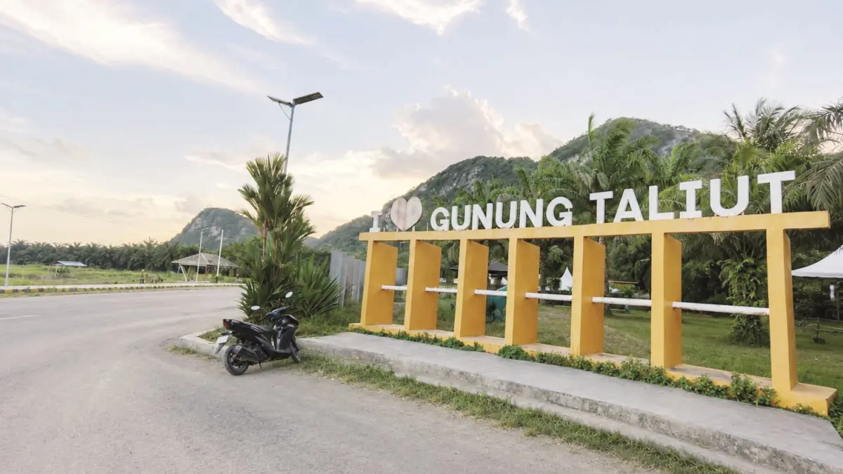 Landmark bertuliskan "I Love Gunung Taliut" menjadi salah satu ikon yang paling sering dijadikan latar berfoto oleh wisatawan. 