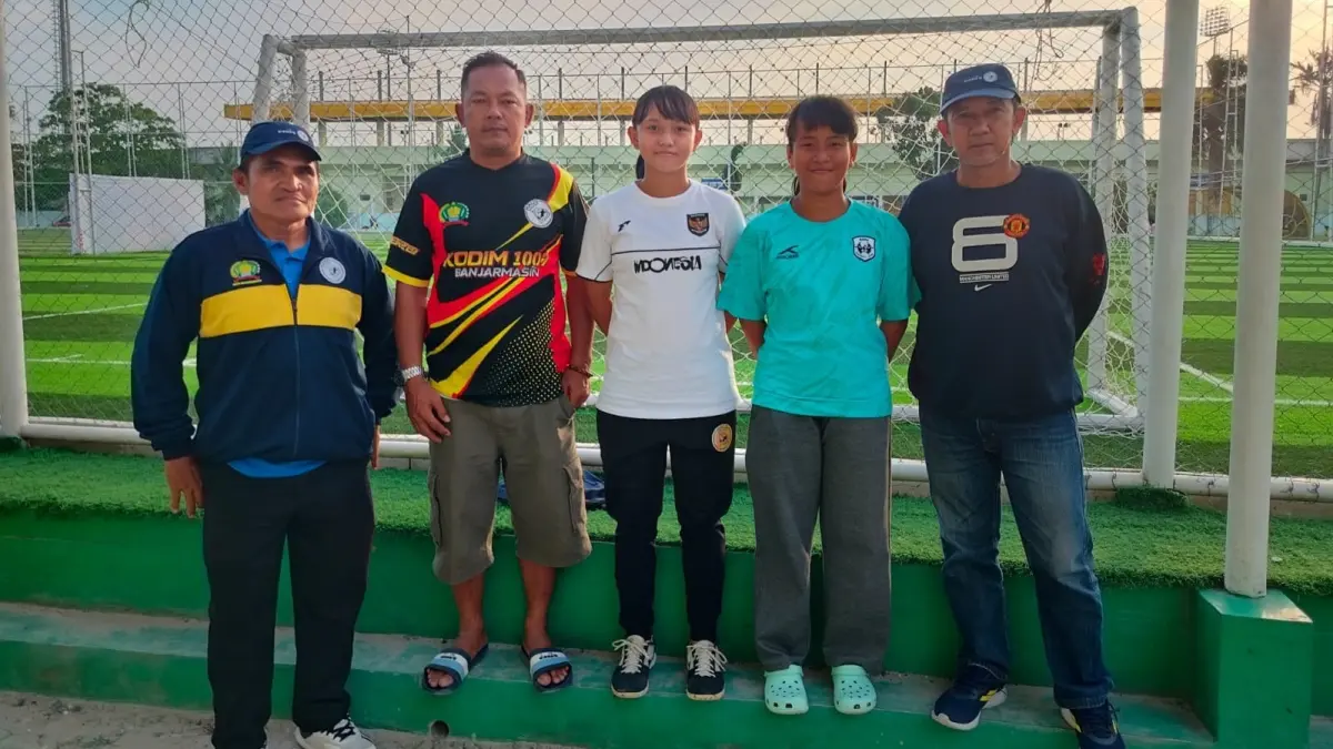 MOMENTUM: Indira Fatima dan Aulia Putri bersama pelatih serta pengurus Haus Soccer FC sebelum berangkat mengikuti seleksi Timnas Putri U-17 Indonesia. | Foto: Maulana/Radar Banjarmasin