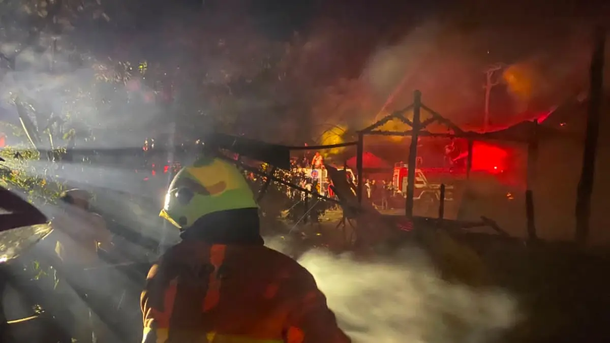 MUSIBAH KEBAKARAN: Personel gabungan saat memadamkan api di Desa Banua Padang Kecamatan Bungur, Sabtu (25/7/2026) dini hari.(Foto: Pusdalops BPBD Tapin)&nbsp;