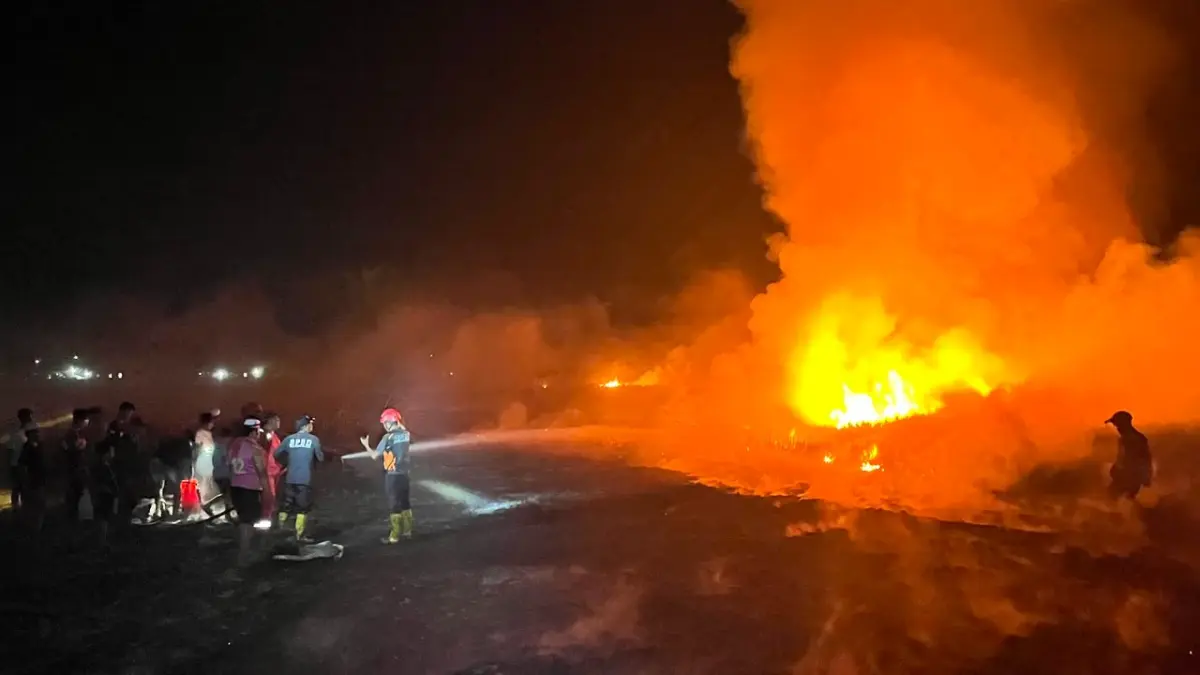 PEMADAMAN: Petugas gabungan memadamkan kebakaran lahan di Desa Panjampang Bahagia, Kecamatan Simpur, Jumat malam (24/7/2026). (Foto: BPBD HSS)