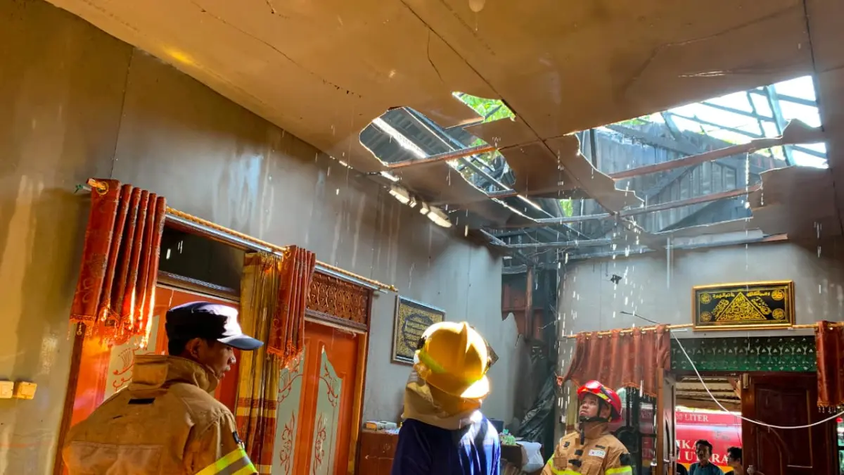 PERISTIWA: Petugas pemadam kebakaran bersama relawan mengecek rumah terbakar milik Noor Afiah di Desa Lok Bangkai, Kecamatan Banjang, Sabtu (25/7/2026).(Foto: Damkar HSU)&nbsp;