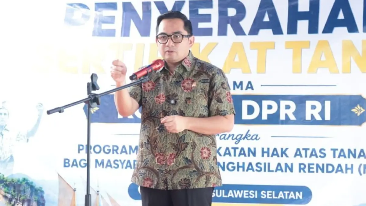 PERMINTAAN MAAF: Ketua Komisi II DPR RI, M Rifqinizamy Karsayudha menyampaikan sambutan sekaligus permintaan maafnya saat kunjungan kerja di Sulawesi Selatan. (HUMAS DPR RI)