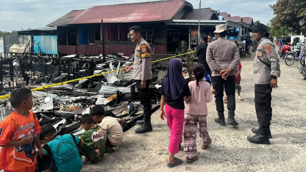 TINGGAL PUING: Personel Polres Barito Kuala bersama Polsek Tabukan melakukan olah TKP di lokasi kebakaran yang menghanguskan delapan rumah di Desa Muara Pulau, Kecamatan Tabukan.&nbsp;