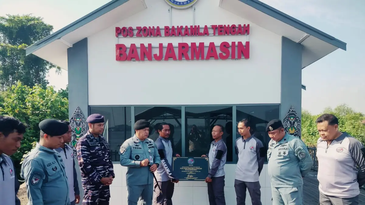 POS BAKAMLA: Kepala Zona Tengah Bakamla RI Laksamana Pertama Bakamla Teguh Prasetyo didampingi Analis Kebijakan Ahli Madya Bakamla RI Kolonel Bakamla Agus Ali Hardono saat meninjau sekaligus meresmikan secara simbolis Pos Bakamla Zona Tengah di tepi Sungai Barito, Pulau Bromo, Banjarmasin. //Maulana