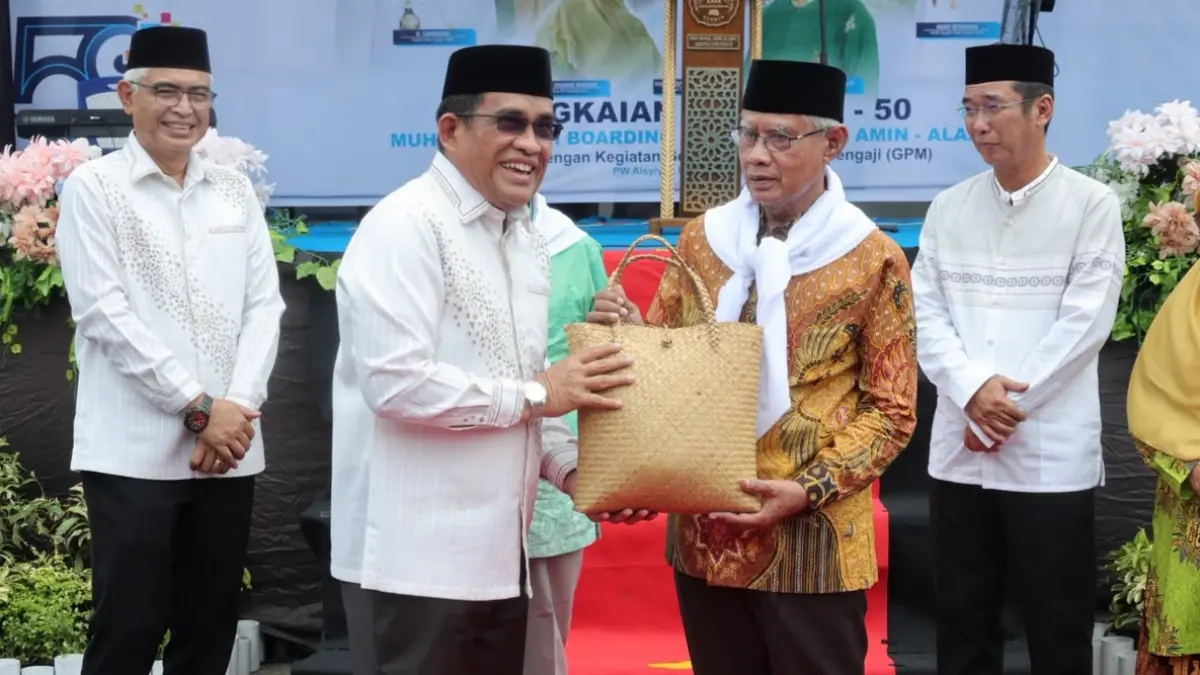 MOMEN: Bupati HSU H. Sahrujani menyerahkan cenderamata kepada Ketua Umum PP Muhammadiyah Prof. Dr. H. Haedar Nashir, M.Si., usai Pengajian Akbar dalam rangka Milad ke-50 Muhammadiyah Boarding School (MBS) Nurul Amin Alabio di Amuntai, Sabtu (25/7/2026). (Foto: Istimewa)
