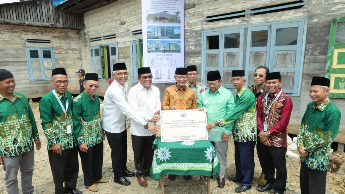MOMEN: Bupati dan Wakil Bupati HSU, H Sahrujani dan Hero Setiawan menghadiri Pengajian Akbar bersama Ketua Umum Pimpinan Pusat Muhammadiyah Prof Dr H Haedar Nashir MSi dalam rangka Milad ke-50 Muhammadiyah Boarding School (MBS) Nurul Amin Alabio, Sabtu (25/7/2026). (Foto: Istimewa)