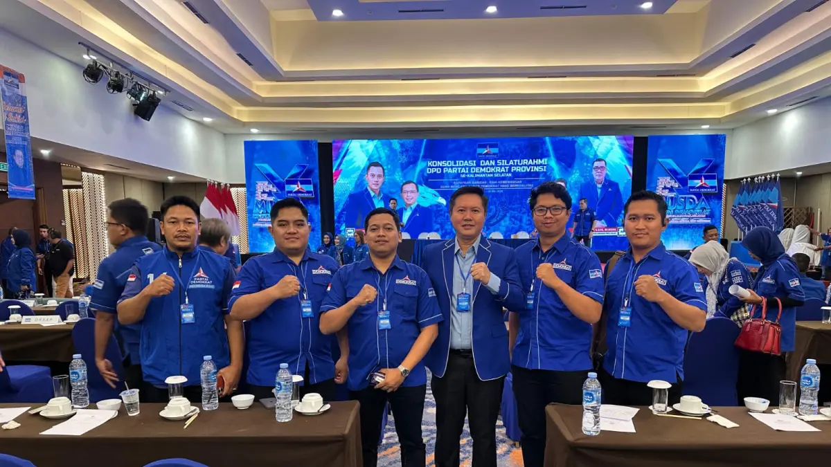KONSOLIDASI PARTAI: Sejumlah kader dan pengurus Partai Demokrat berfoto bersama. Penjaringan calon ketua DPC ini diharapkan memperkuat kekompakan internal partai (alfi untuk Radar Banjarmasin )