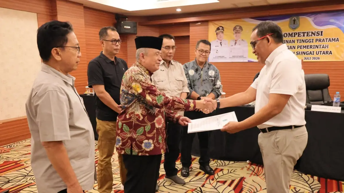 MOMEN: Bupati HSU H. Sahrujani menerima hasil Uji Kompetensi JPT Pratama dari Ketua Tim Penguji Prof. Dr. H. A. Hafiz Anshary AZ., M.A. sebagai bagian dari penguatan sistem merit dan peningkatan profesionalisme ASN di lingkungan Pemkab HSU. (Foto: Pemkab HSU)&nbsp;
