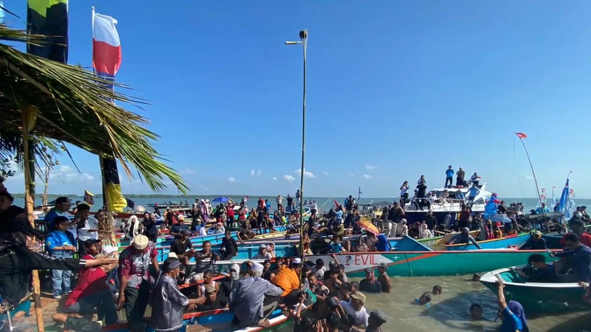 RITUAL: Dikelilingi masyarakat, Sandro Hamdani menancapkan Anceak (Bambu) ke laut dalam prosesi Selamatan Leut.&nbsp;
Foto: Jumain/ Radar Banjarmasin.&nbsp;