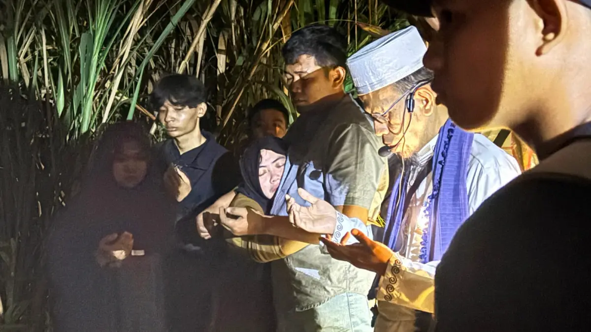 TAKZIAH: Tangis Sulistia Rahmawati pecah saat jenazah putra sulungnya, Muhammad Ibnu Rizky, dimakamkan. Rizky meninggal dalam tragedi rumah ambruk setelah berjuang menyelamatkan dua adiknya yang masih balita. (Zulvan Rahmatan/Radar Banjarmasin)