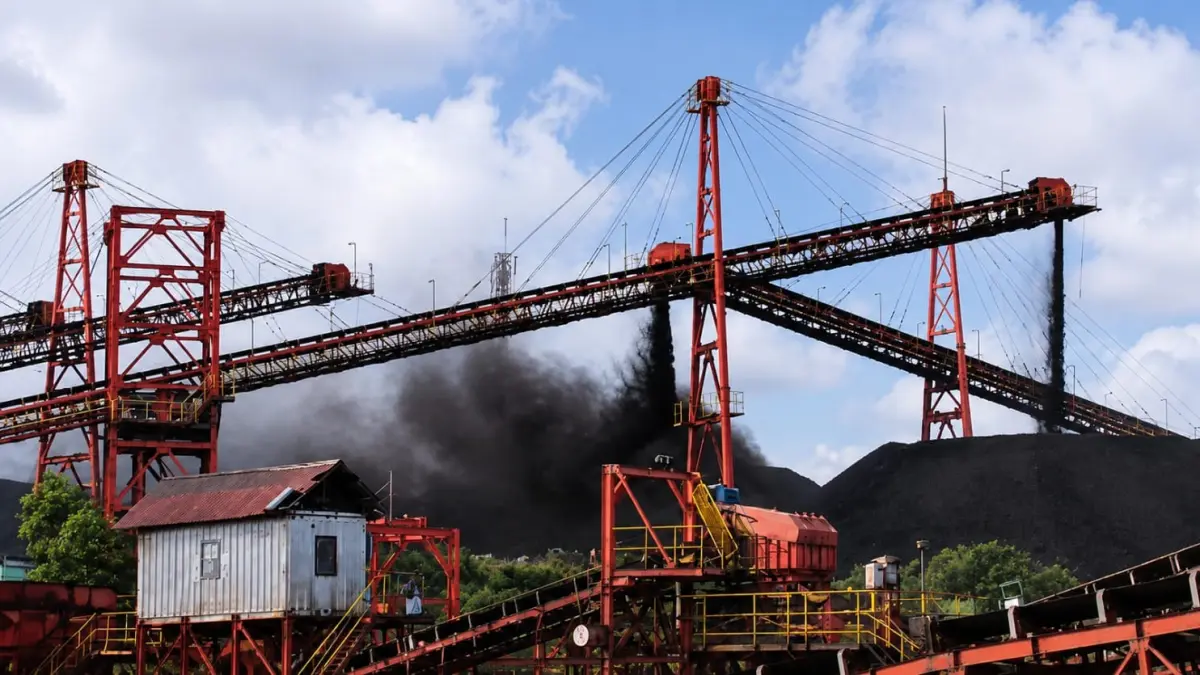 BERDEBU: Aktivitas batu bara menggunakan conveyor di kawasan pelabuhan Kecamatan Angsana, Tanah Bumbu.