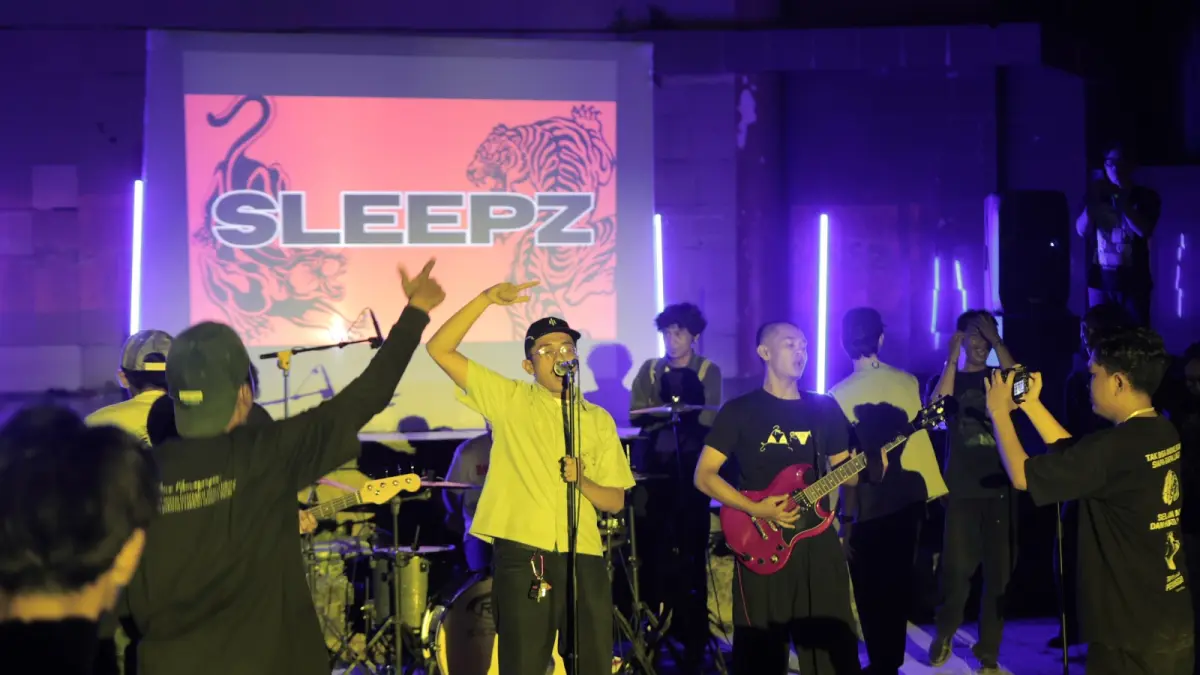 BERGEMA: Suasana Riverside Gigs Volume 2 memadati Open Stage Darmansyah Zauhidie, Kandangan, Sabtu (25/7/2026) malam. (Foto: Sudut Kota untuk Radar Banjarmasin).