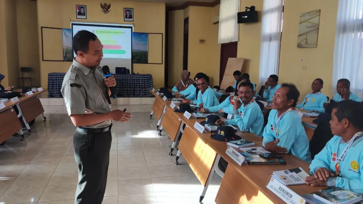 DAPAT MATERI: Para peserta langsung mendapatkan materi dari narasumber pada pelatihan budidaya kelapa sawit.