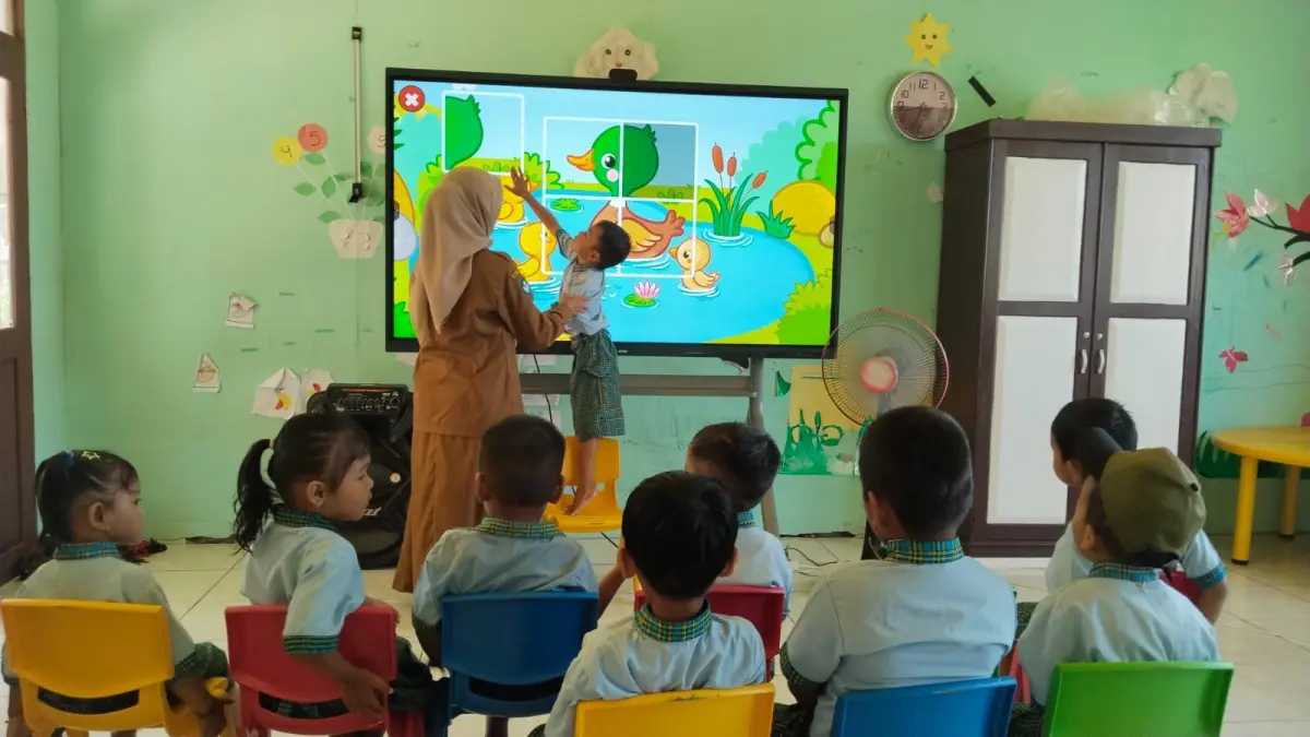 DIGITAL: Proses pembelajaran menggunakan Papan Interaktif Digital (PID) di salah satu sekolah di Kabupaten Banjar. Pemadaman listrik bergilir membuat perangkat tersebut tidak dapat digunakan secara optimal. (Foto: Disdik Banjar).