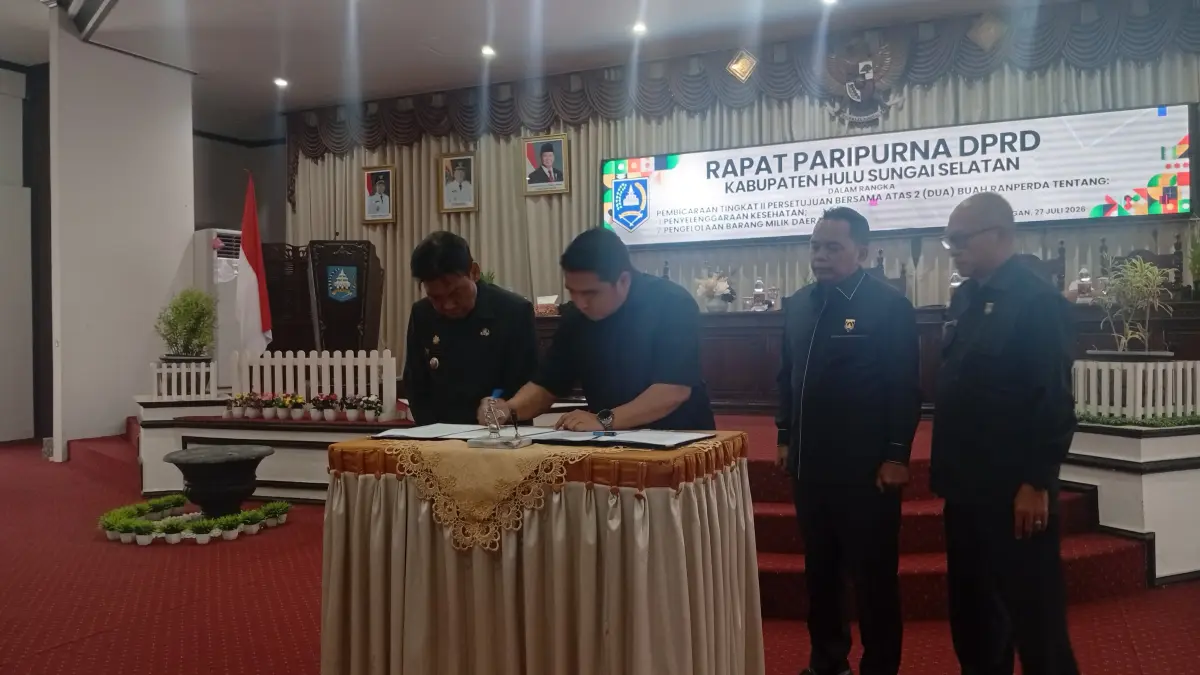 DISAHKAN: Raperda Penyelenggaraan Kesehatan dan Pengelolaan Barang Milik Daerah resmi disahkan menjadi Perda oleh DPRD HSS dan eksekutif. (Foto: M Padil Ihsan/Radar Banjarmasin)&nbsp;