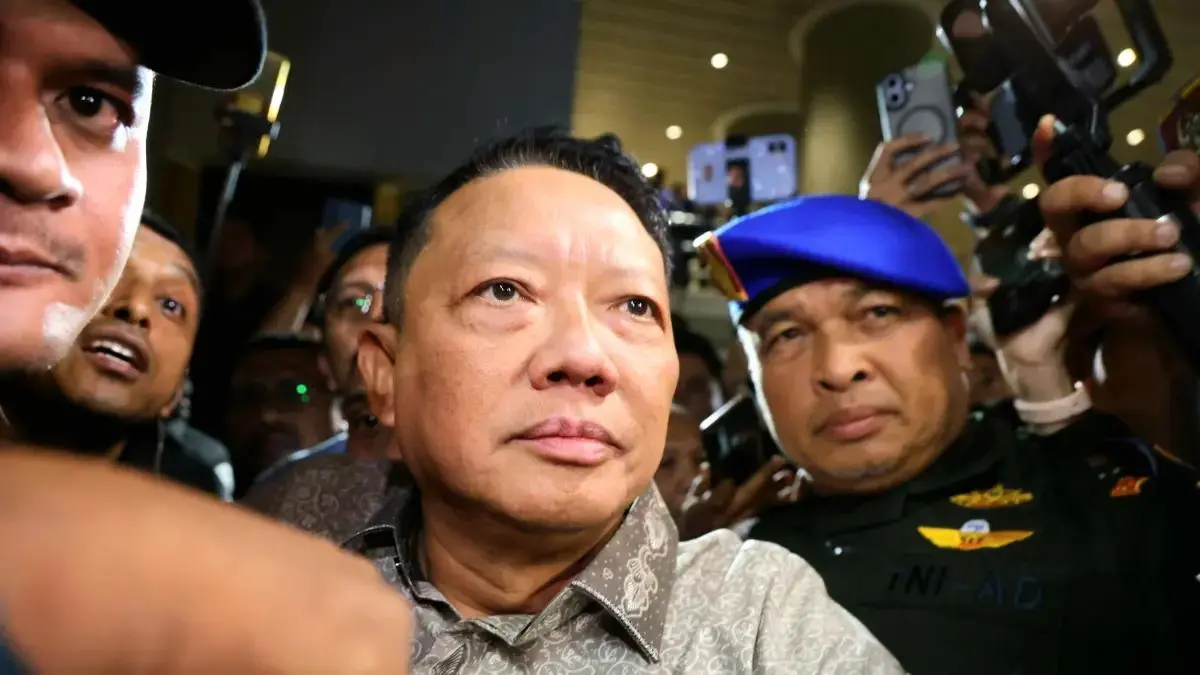 DITAHAN: Tersangka dugaan korupsi TPPU, mantan Jaksa Agung Muda Tindak Pidana Khusus (Jampidsus) Febrie Adriansyah usai menjalani pemeriksaan di Gedung Kejaksaan Agung, Jakarta, Jumat (24/7). (Foto: Dery Ridwansah/Jawa Pos)