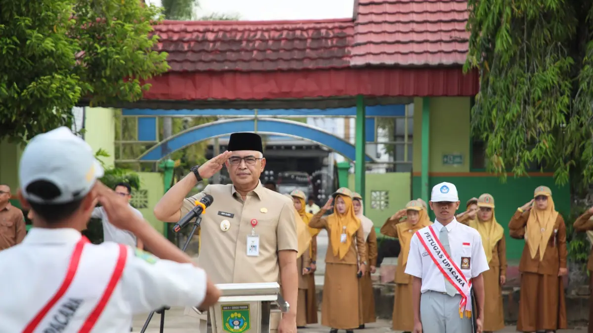 HADIR: Wakil Bupati HSU, Iwan Alabio menjadi pembina upacara di SMAN 1 Sungai Pandan, Senin (27/9/2026).&nbsp;