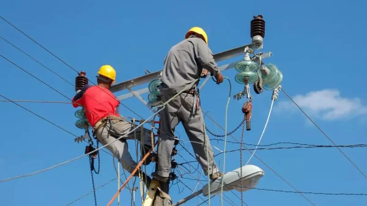 ILUSTRASI: Petugas PLN saat memperbaiki jaringan kelistrikan. 