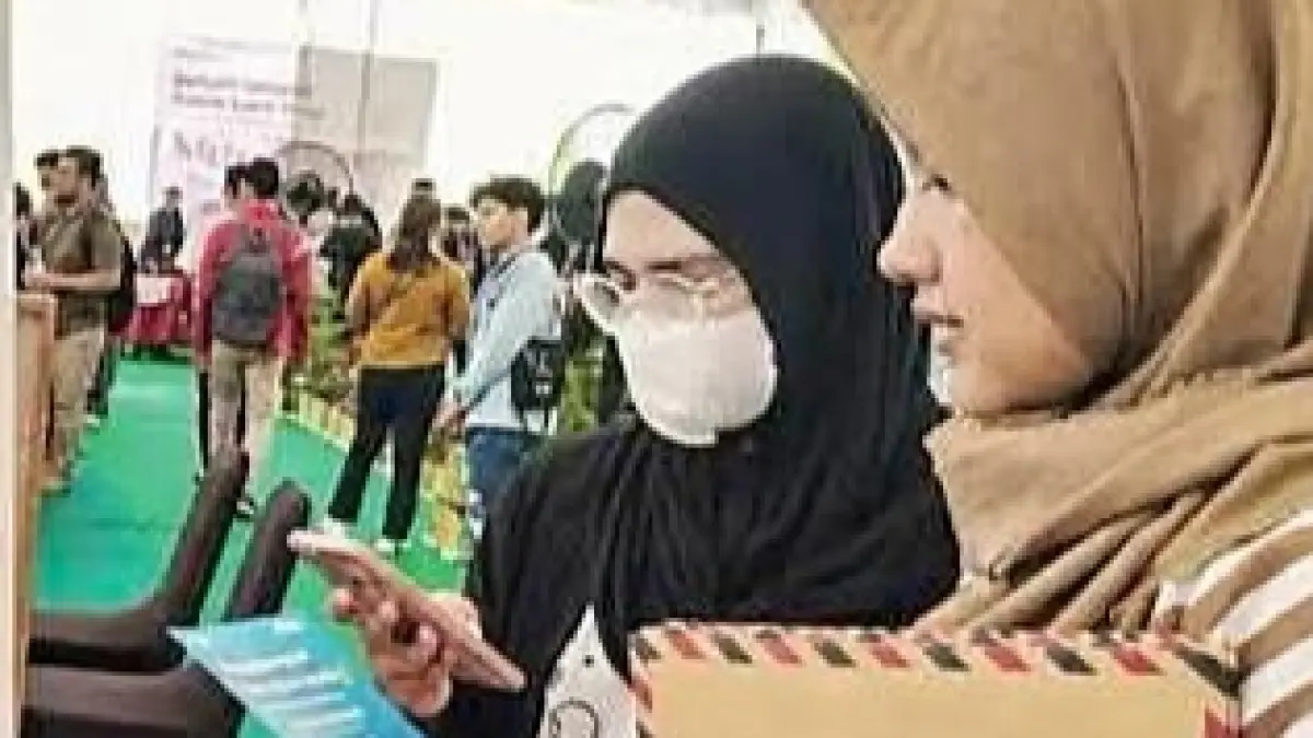 JOB FAIR: Pencari kerja mengunjungi stan perusahaan pada kegiatan Job Fair. Pemko Banjarmasin mendorong perusahaan membuka kesempatan kerja yang lebih inklusif. 