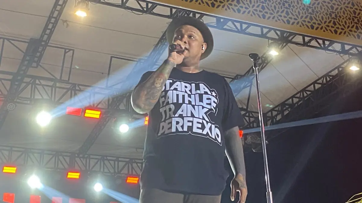 MENGHIBUR: Virgoun tampil maksimal saat menutup Festival Budaya Saijaan (FBS) 2026 di Siring Laut Kotabaru, Minggu (26/7) malam. (Foto: Jumain/Radar Banjarmasin)