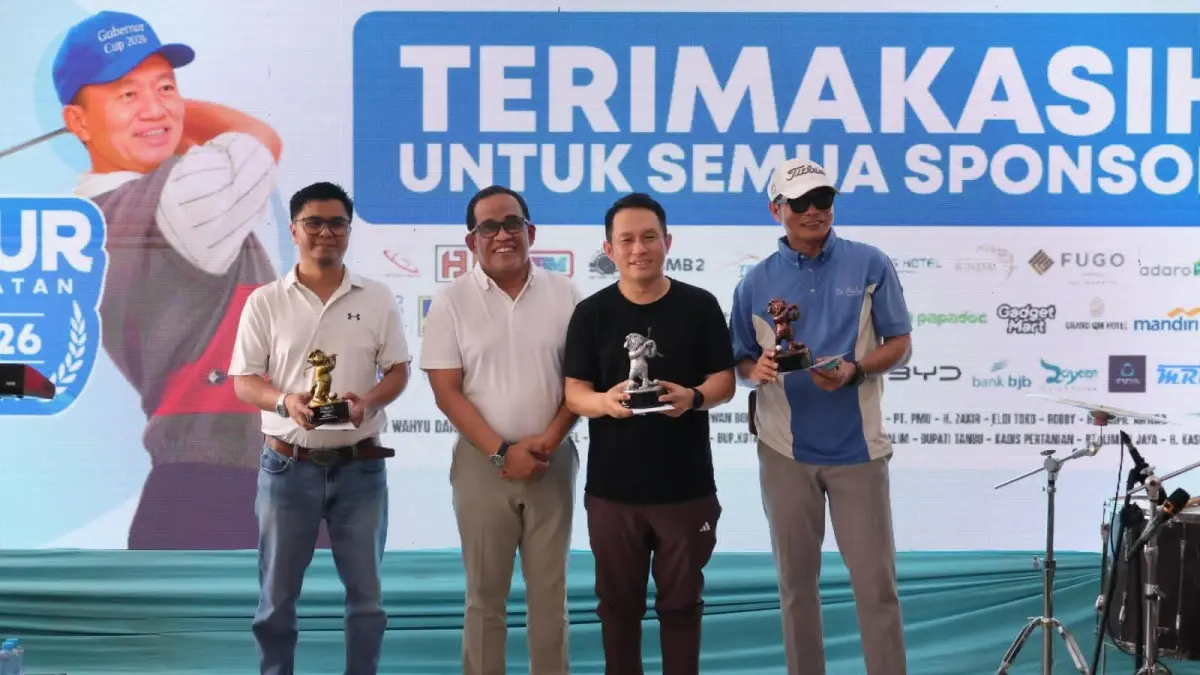 MOMEN: Bupati HSU, H Sahrujani (dua dari kiri) saat foto bersama dengan peserta Gubernur Cup Golf Tournament Kalsel di Banjarbaru, Minggu (26/7/2026).(Foto: Pemkab HSU)