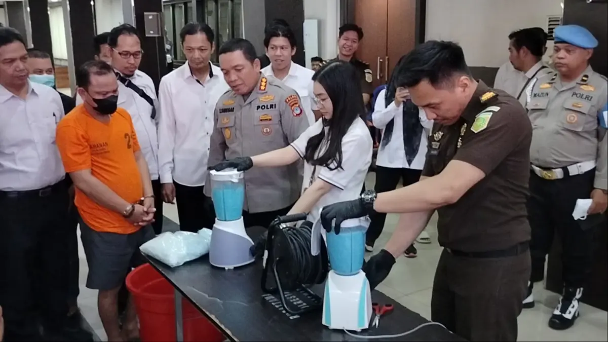 MUSNAHKAN: Plh Kapolresta Banjarmasin Kombes Pol Timbul R.K. Siregar bersama Kejaksaan dan Pengadilan Banjarmasin, memusnahkan barang bukti narkotika hasil pengungkapan 14 kasus di Mapolresta Banjarmasin. (Maulana)&nbsp;