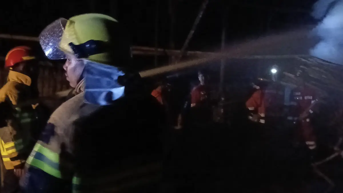 PADAMKAN: Petugas Damkar memadamkan api yang membakar gudang tahu di Desa Lok Bangkai, Kecamatan Banjang, Senin (27/7/2026) dini hari. Kebakaran diduga dipicu bara yang masih tersisa di tungku pembakaran. (Foto: Damkar)