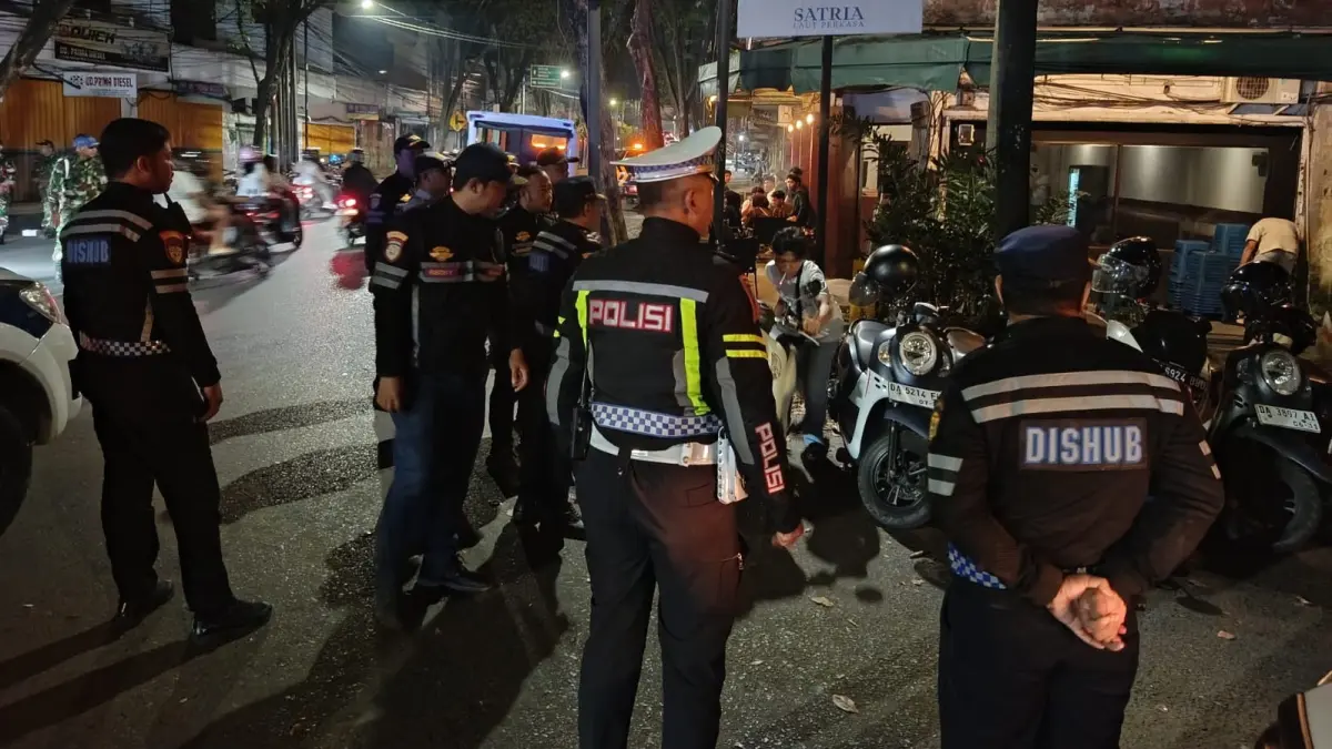 PENERTIBAN: Personel Satlantas Polresta Banjarmasin bersama instansi terkait menertibkan kendaraan yang parkir sembarangan di kawasan Pasar Sudimampir dan Jalan A Yani Km 1, Sabtu (25/7) malam. 