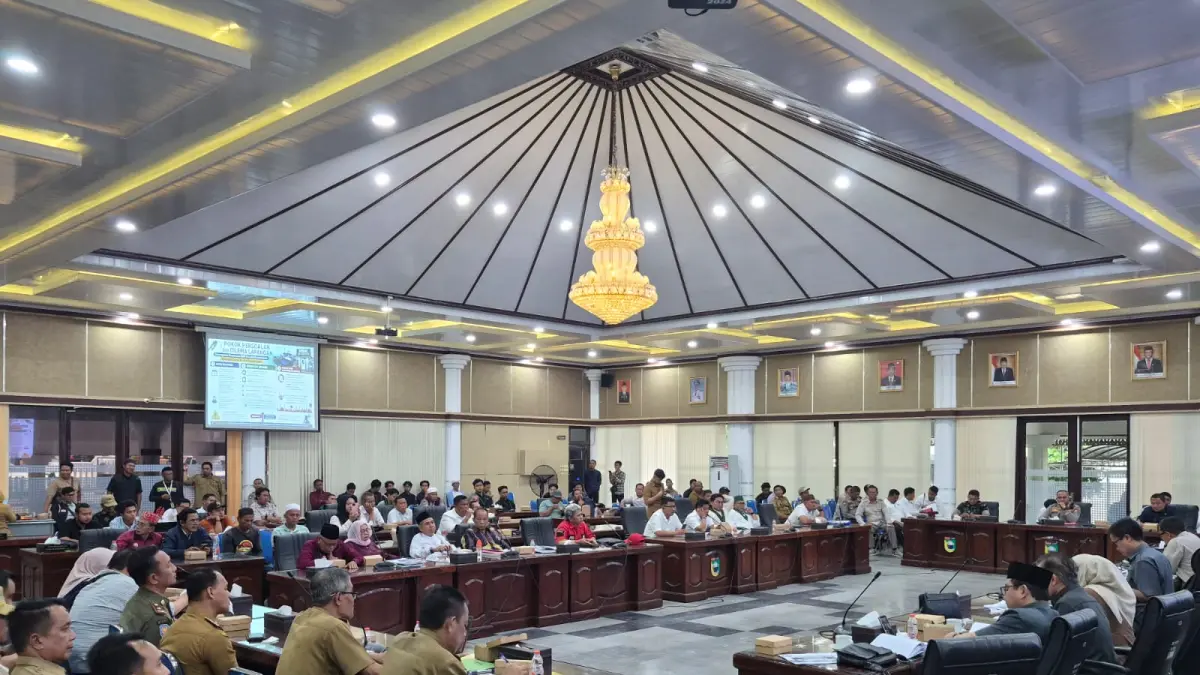 RAPAT: Suasana rapat dengar pendapat yang digelar DPRD Tala untuk menyelesaikan penyaluran solar nelayan. (Foto : Norsalim Yahya/Radar Banjarmasin)