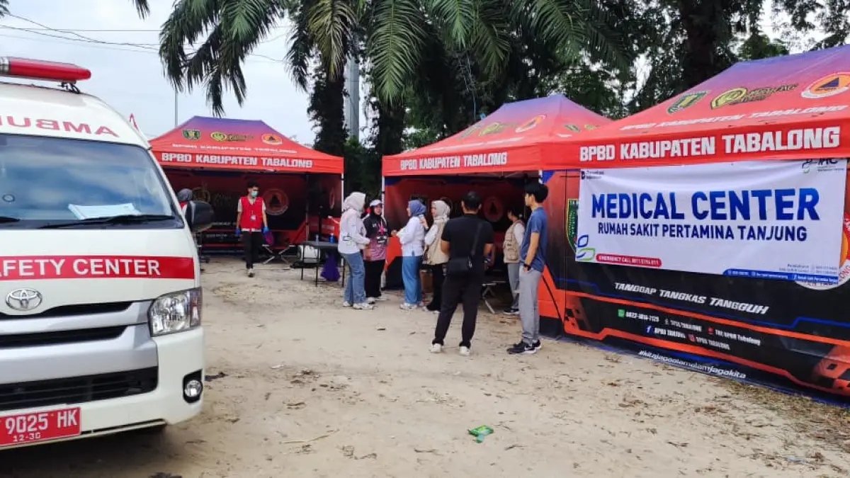 SIAGA MEDIS: Tim medis Rumah Sakit Pertamina Tanjung bersiaga di Medical Center dengan UGD Mobile selama pelaksanaan Aurun Tabalong Run 2026 di Tanjung Expo Center, Minggu (26/7/2026).
