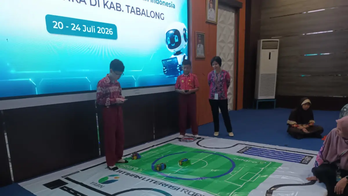 TANDING : Para guru dan siswa peserta pelatihan robotik yang digelar YABN, Adaro dan PRSI mempertandingkan robot yang dirakit mereka.
