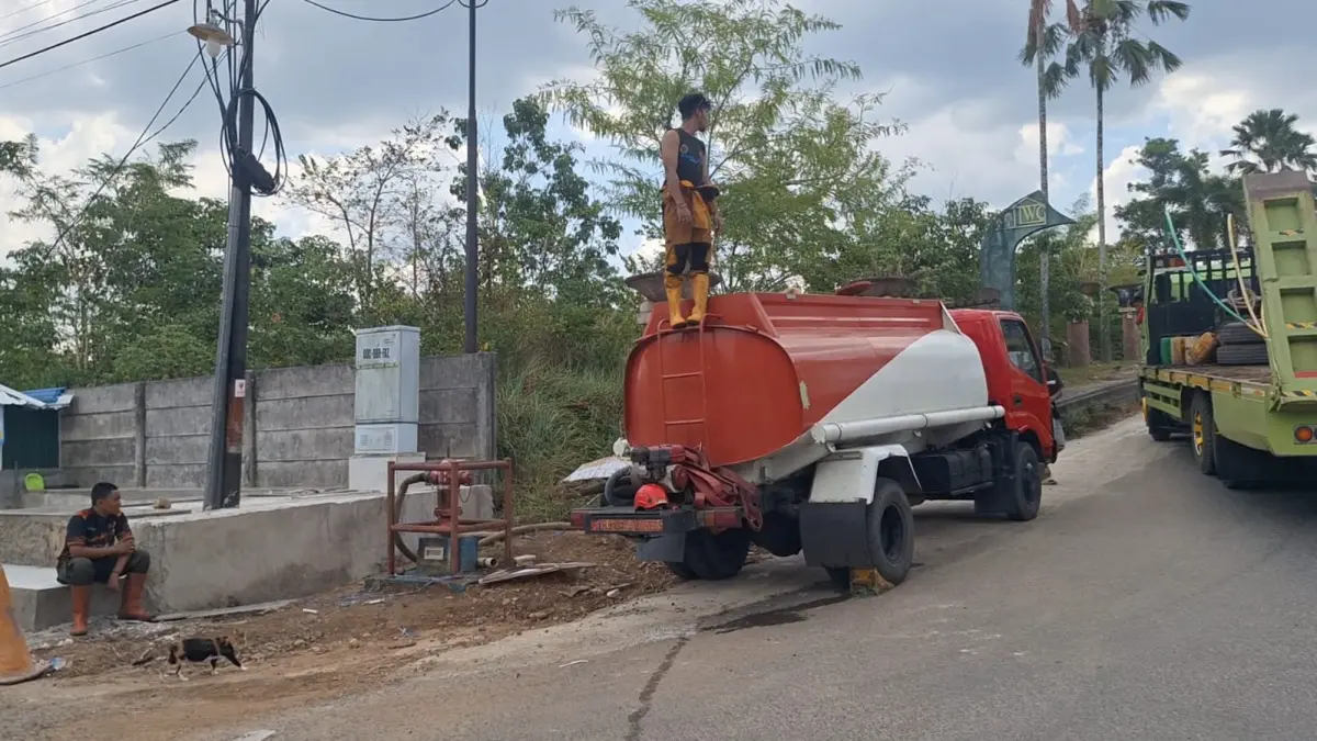 TANGKI: Relawan rescue saat melakukan pengisian tangki di slah satu hidran. (Sheilla/Radar Banjarmasin)&nbsp;