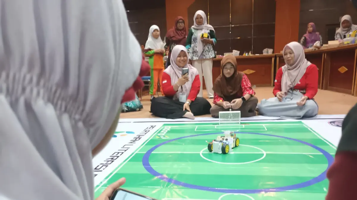 UJI COBA: Seorang siswa melakukan uji coba hasil merakit robotik yang dirakitnya sendiri.