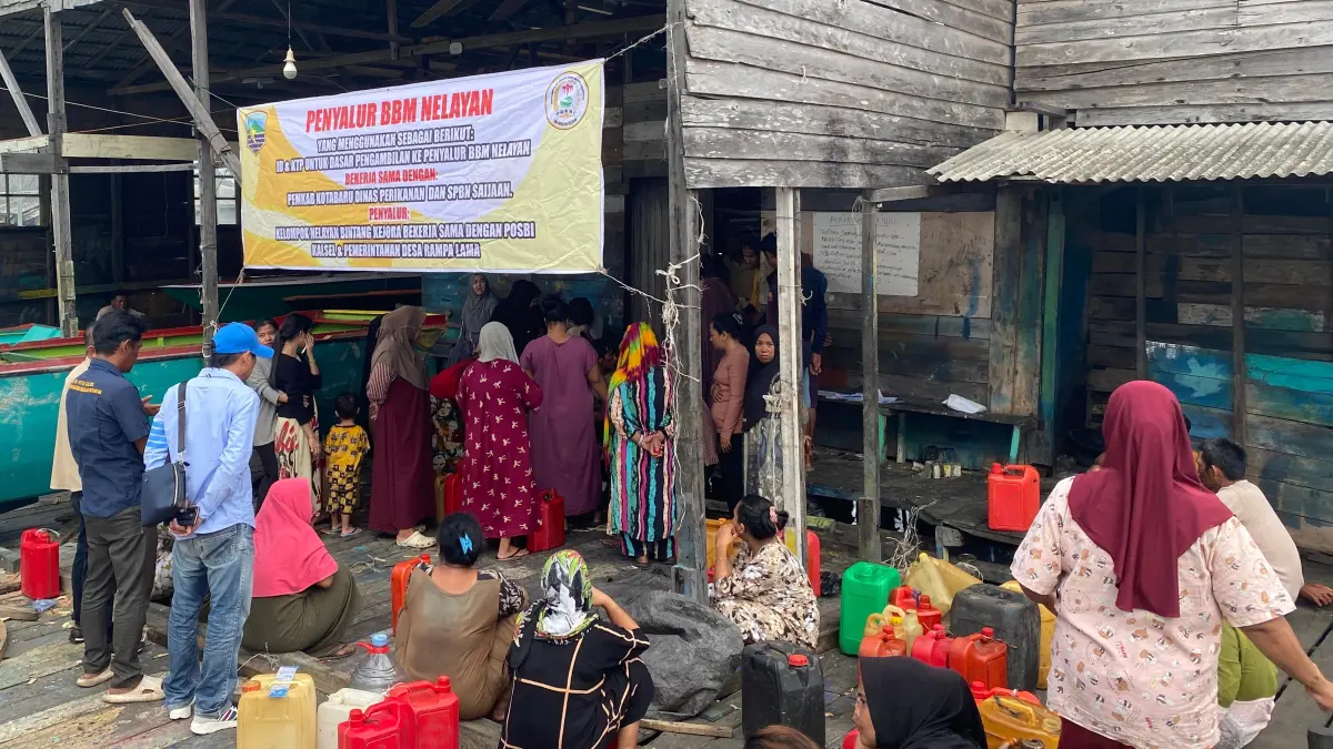 Anggota DPRD Kotabaru memantau penyaluran BBM bersubsidi langsung di Rampa Berkah.&nbsp;
(Jumain/Radar Banjarmasin)&nbsp;