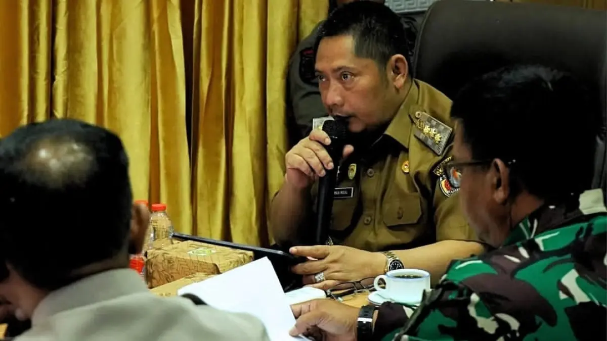 ARAHAN: Bupati HST, Samsul Rizal memberikan arahan saat Rapat Koordinasi Tim Ketenteraman dan Ketertiban Umum (Trantibum) di Aula Kantor Satpol PP HST, Selasa (28/7/2026). (Foto: Diskominfo SP HST)