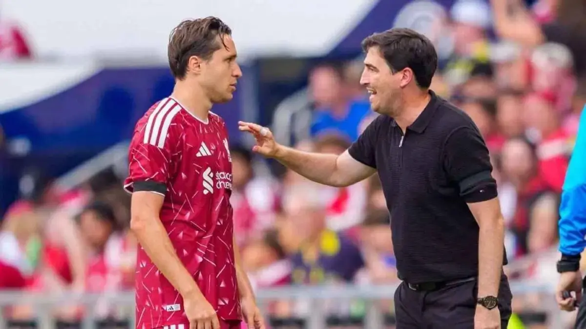 ARAHAN: Pelatih Liverpool Andoni Iraola beri arahan kepada Federico Chiesa.&nbsp;